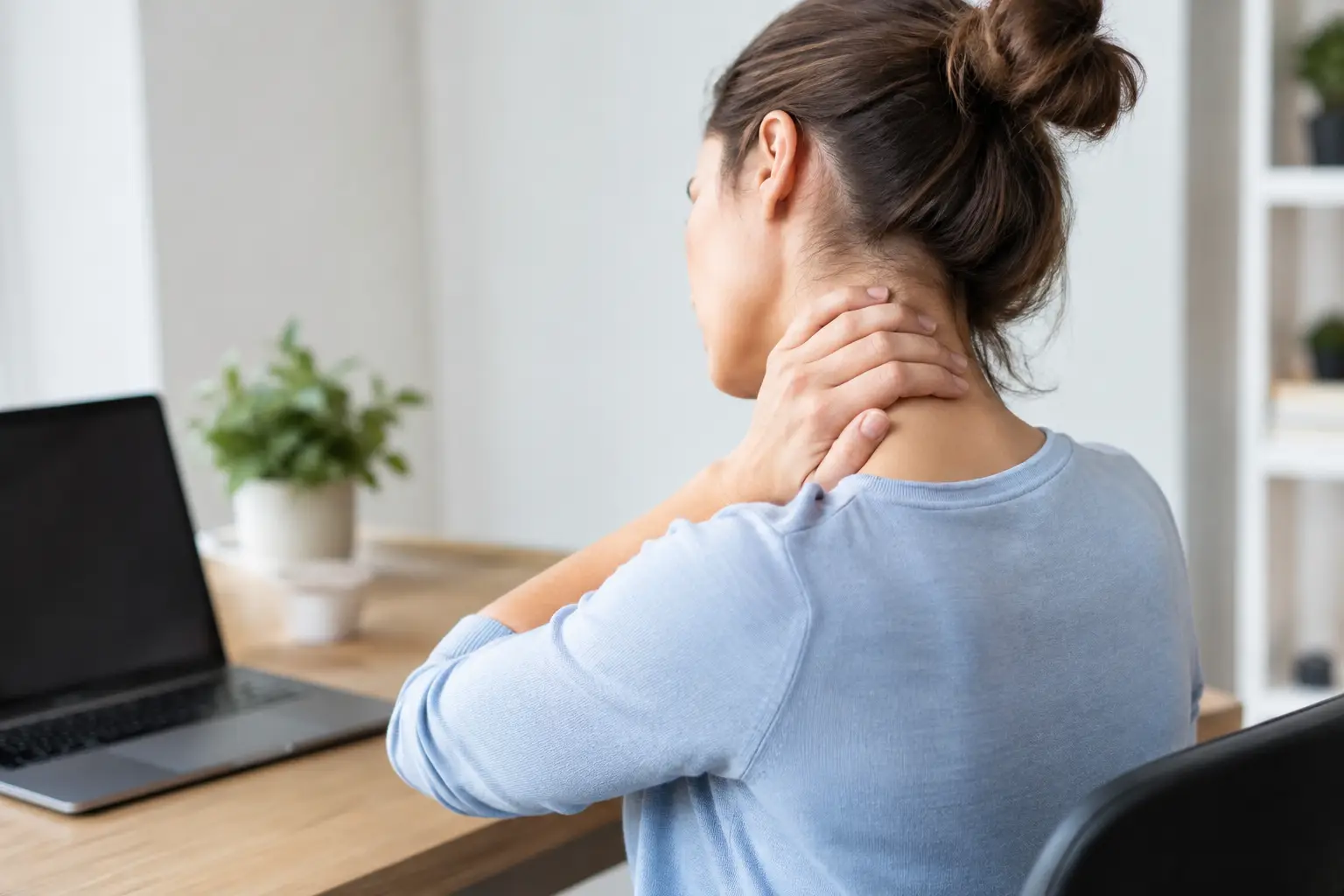 Dolor de cuello: cuándo actuar y cómo tratarlo