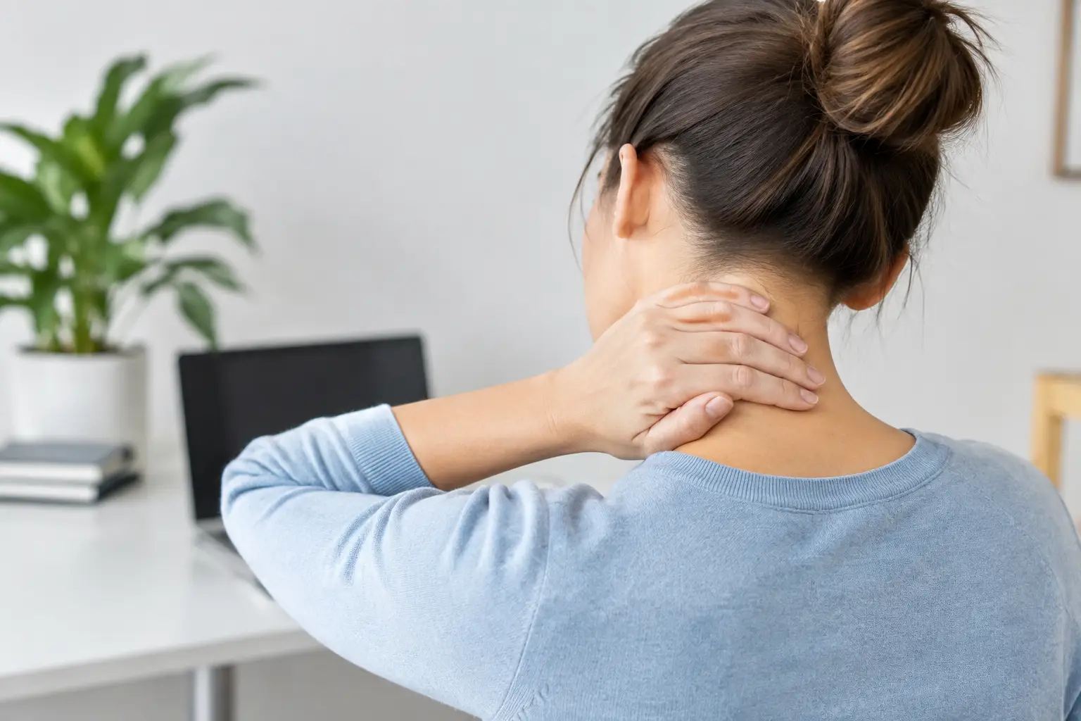 Qué causa el dolor cervical y cuándo revisarlo