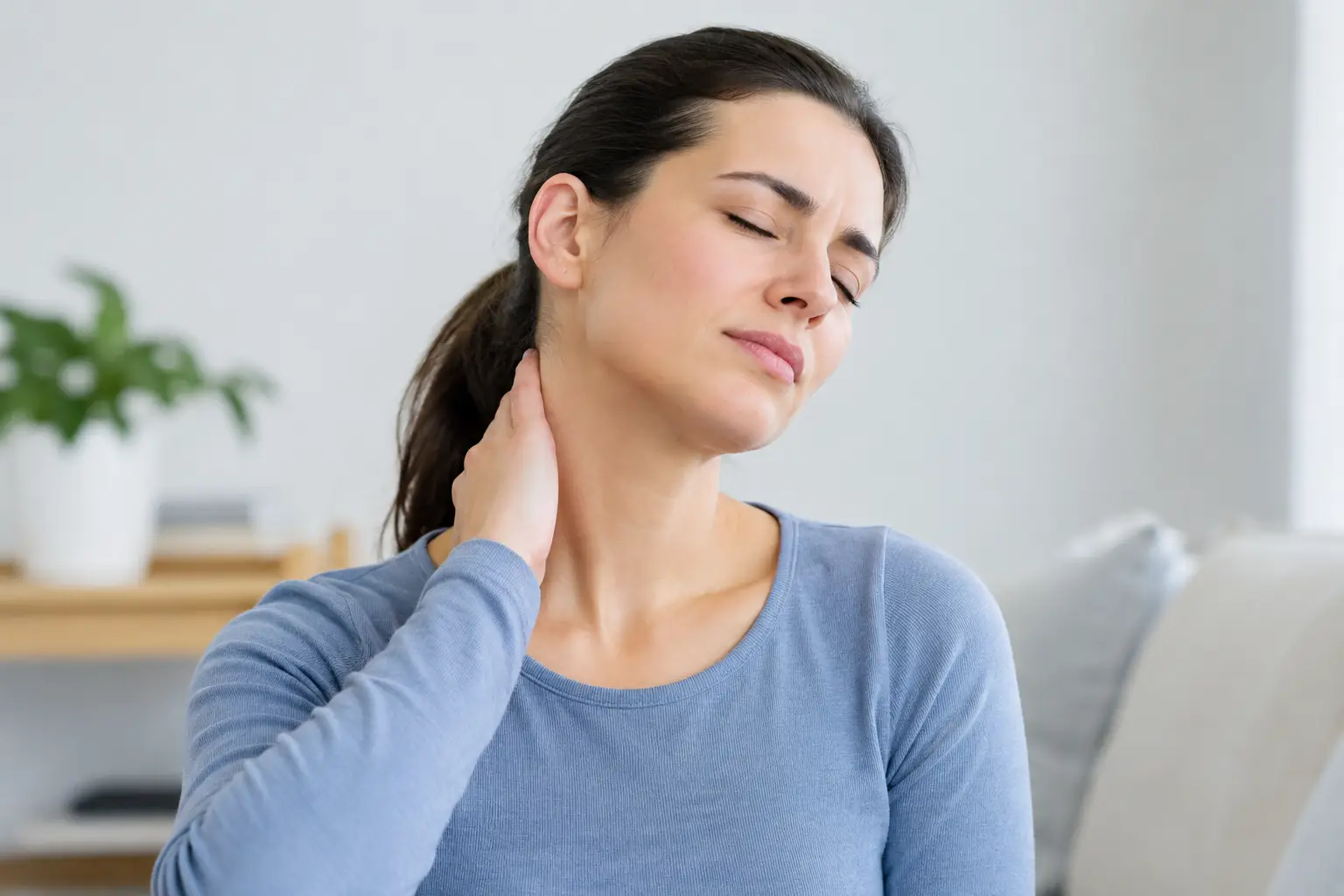 ¿Por qué truena mi cuello? Causas y cuándo revisarlo